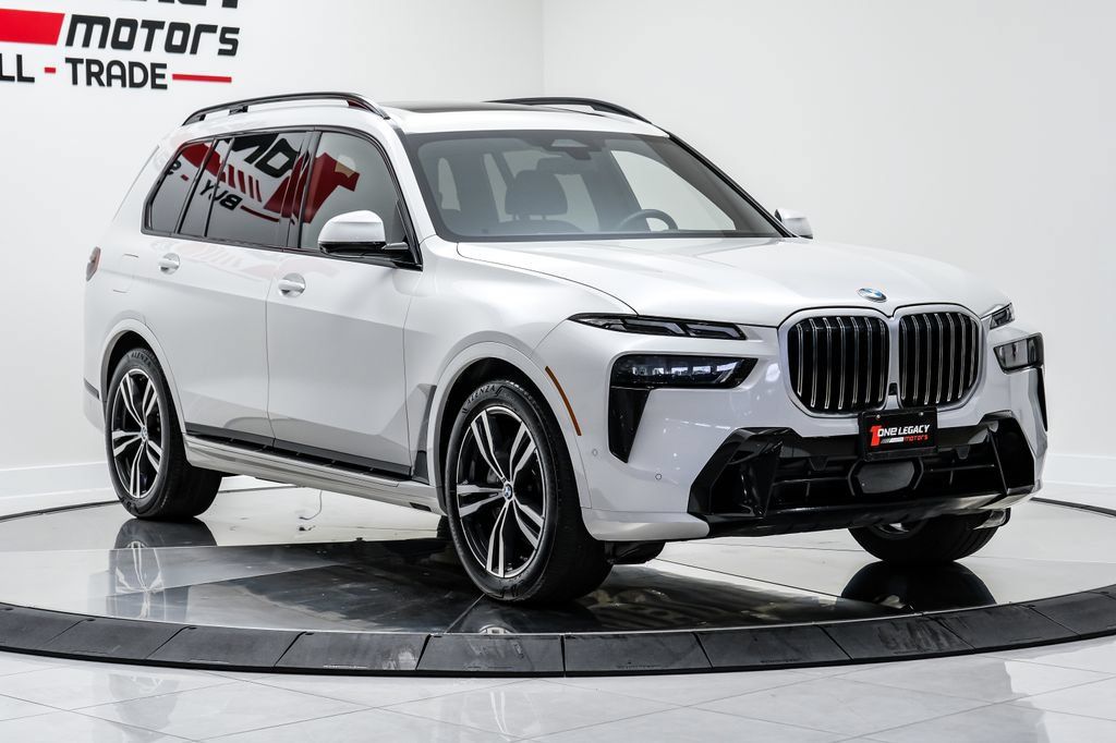 Used 2025 BMW X7 xDrive40i AWD/4WD image 3