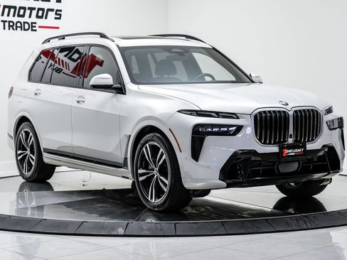 Used 2025 BMW X7 xDrive40i AWD/4WD image 3