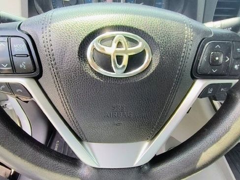 Used 2018 Toyota Sienna LE FWD image 15