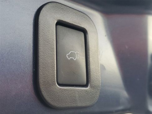 Used 2019 Toyota Sienna XLE image 9