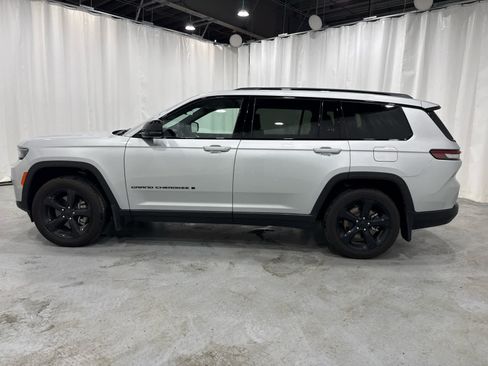Used 2025 Jeep Grand Cherokee L Laredo AWD/4WD image 2