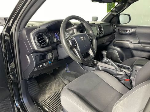 Used 2018 Toyota Tacoma TRD Sport w/ Technology Package AWD/4WD image 3