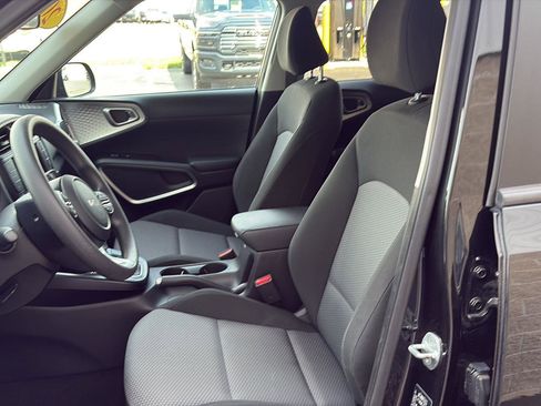 Used 2023 Kia Soul LX w/ Option Group 015 FWD image 6
