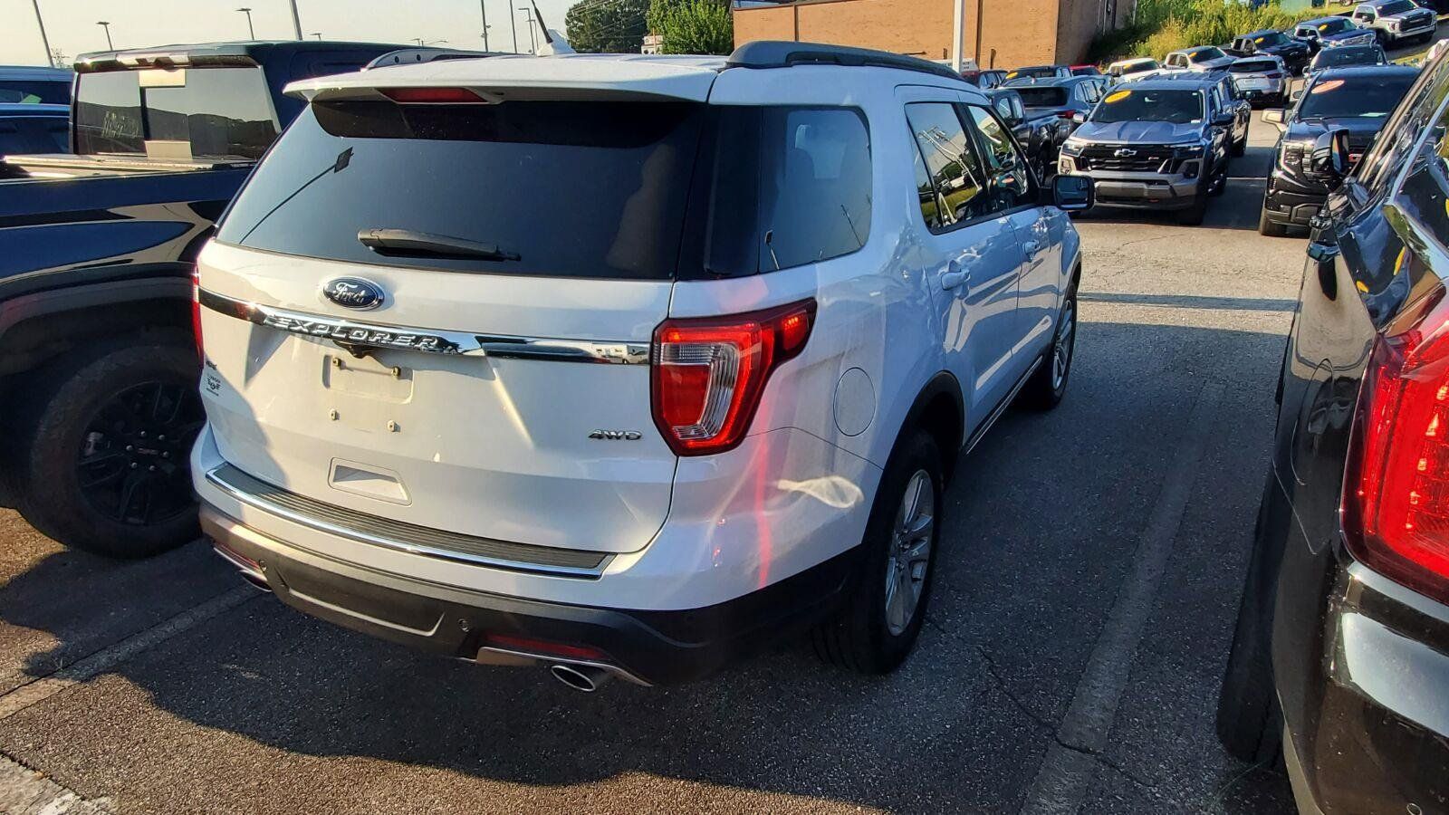 Used 2018 Ford Explorer XLT w/ Equipment Group 201A AWD/4WD image 9