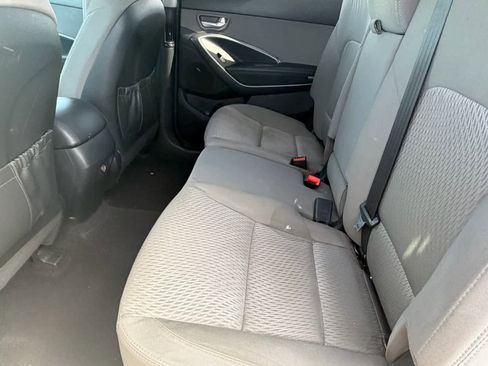 Used 2017 Hyundai Santa Fe SE image 12