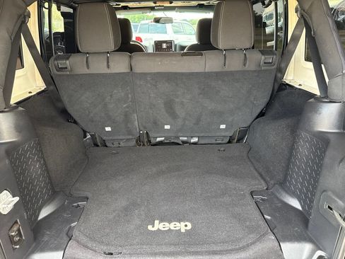 Used 2016 Jeep Wrangler Unlimited Sahara AWD/4WD image 12