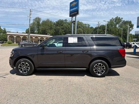 Used 2023 Ford Expedition Max XLT AWD/4WD image 3