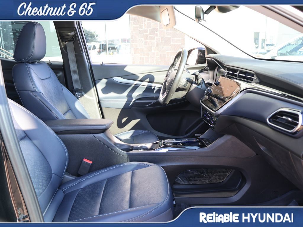 Used 2023 Chevrolet Bolt EUV Premier w/ Sun & Sound Package FWD image 9