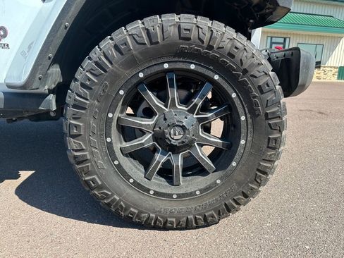 Used 2022 Jeep Wrangler Unlimited Rubicon w/ Cold Weather Group image 40