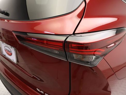Used 2024 Toyota Highlander XLE AWD/4WD image 9