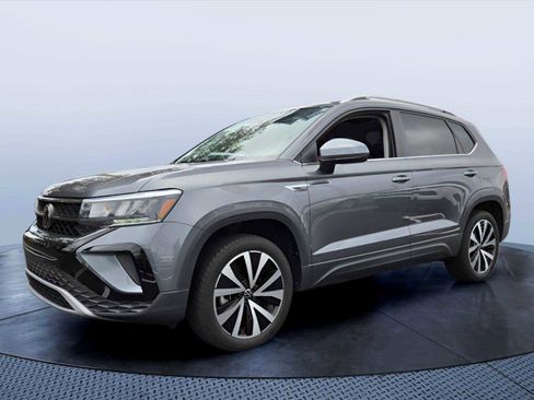 Used 2024 Volkswagen Taos SE w/ Panoramic Sunroof Package image 7