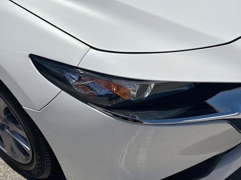 Used 2020 MAZDA MAZDA3 Sedan FWD image 33