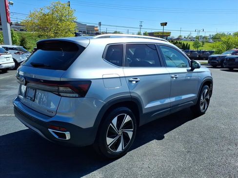 Used 2025 Volkswagen Taos SE AWD/4WD image 5