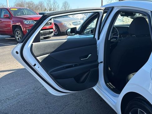 Used 2025 Hyundai Elantra SEL image 28