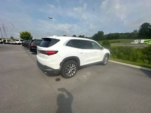 Used 2025 Buick Enclave Preferred AWD/4WD image 33
