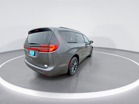 Used 2021 Chrysler Pacifica Touring-L w/ Uconnect Theater Family Group AWD/4WD image 8