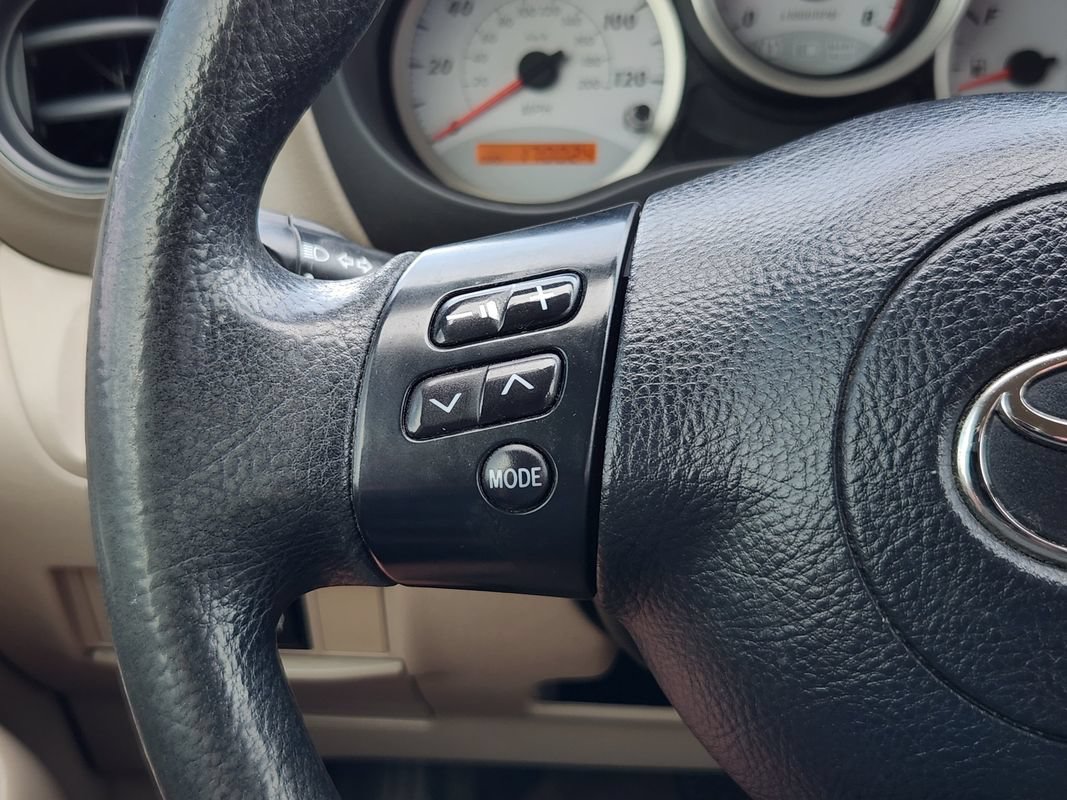 Used 2005 Toyota RAV4 4WD w/ Side Airbag Pkg image 28