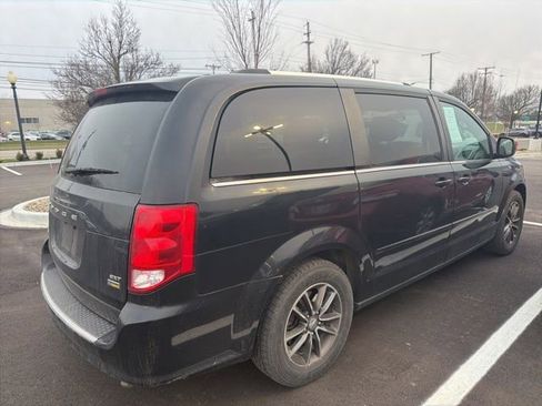 Used 2017 Dodge Grand Caravan SXT image 3