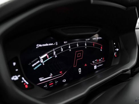 Used 2025 Lamborghini Urus SE AWD/4WD image 38