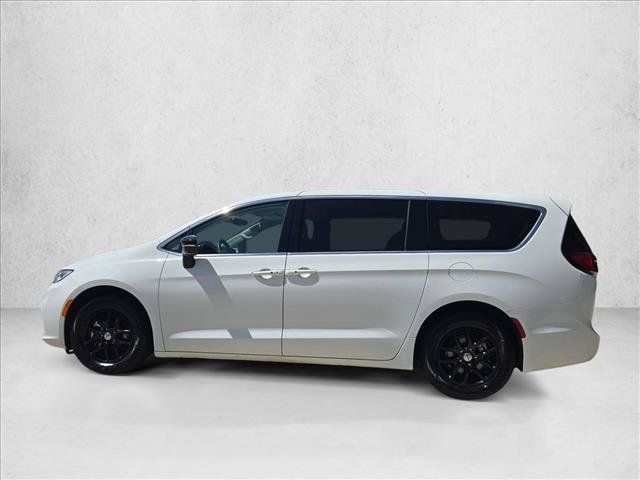 Used 2024 Chrysler Pacifica Touring-L FWD image 9