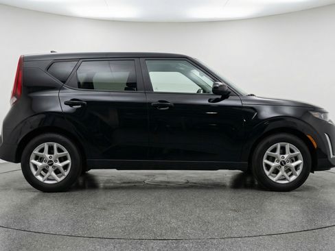 Used 2025 Kia Soul LX w/ LX Technology Package FWD image 11