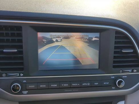 Used 2017 Hyundai Elantra SE image 18