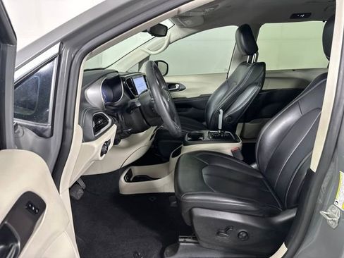 Used 2023 Chrysler Pacifica Touring-L image 11