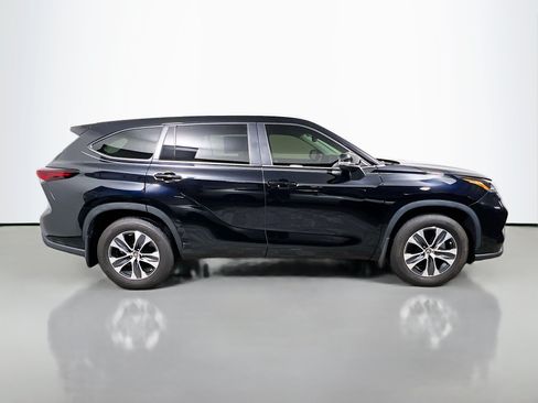 Used 2024 Toyota Highlander XLE FWD image 3