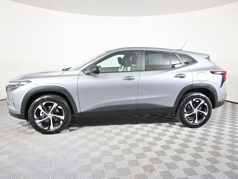 Used 2024 Chevrolet Trax RS w/ Driver Confidence Package FWD image 2