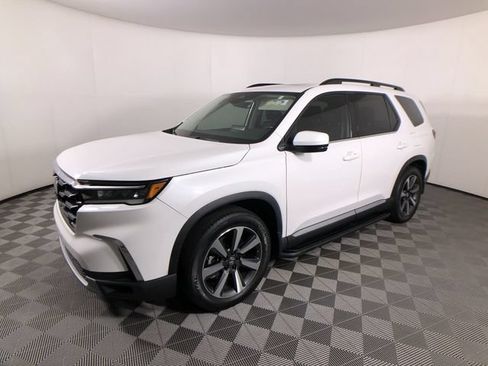 Used 2023 Honda Pilot Touring image 4