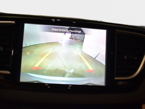 Used 2023 Chrysler Pacifica Touring-L FWD image 20