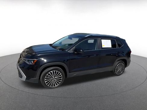 Used 2025 Volkswagen Taos SE image 8