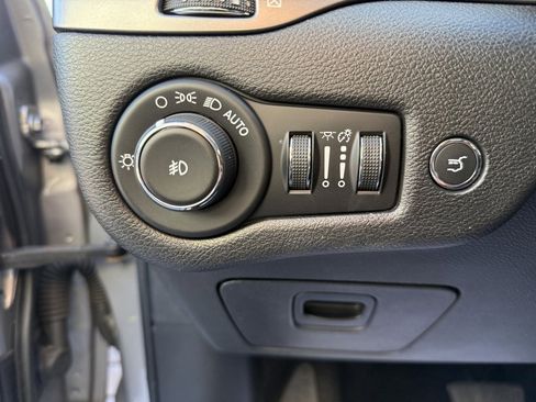 Used 2020 Jeep Cherokee Limited image 13