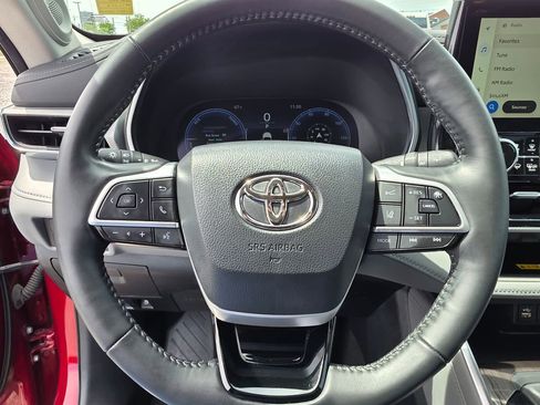 Used 2023 Toyota Highlander Platinum FWD image 16