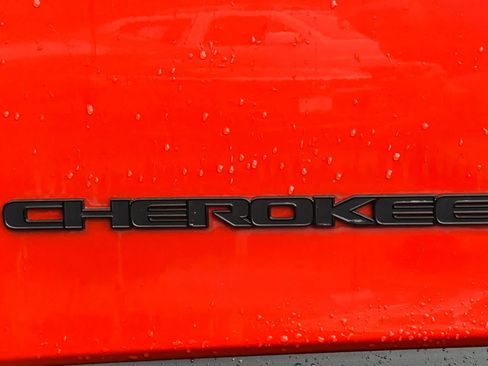 Used 2021 Jeep Cherokee Latitude Plus AWD/4WD image 12