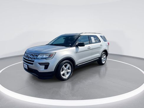 Used 2018 Ford Explorer XLT FWD image 4