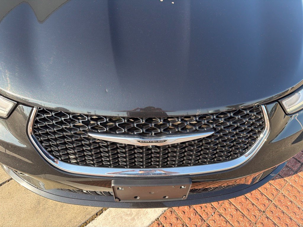 Used 2023 Chrysler Pacifica Touring-L FWD image 13