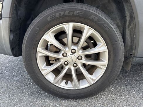 Used 2019 Jeep Cherokee Latitude w/ Cold Weather Group FWD image 10