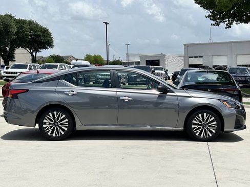 Used 2024 Nissan Altima 2.5 SV FWD image 3