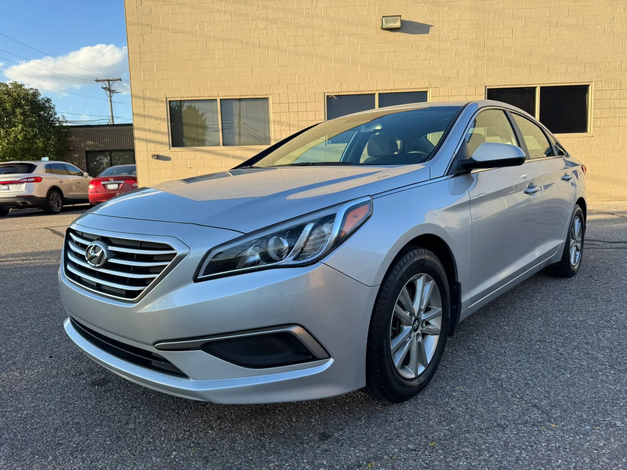 Used 2017 Hyundai Sonata SE w/ Winter Weather Package FWD image 3