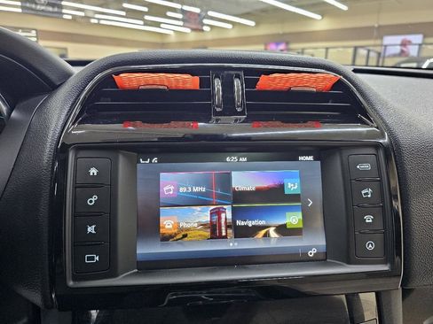 Used 2018 Jaguar F-PACE Premium image 32