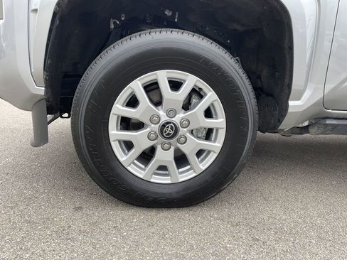 Certified 2025 Toyota Tacoma SR5 AWD/4WD image 9
