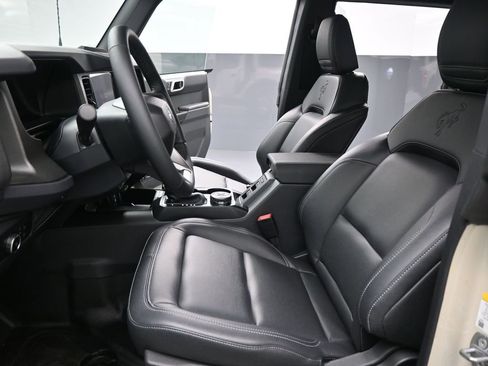 New 2025 Ford Bronco Badlands image 9