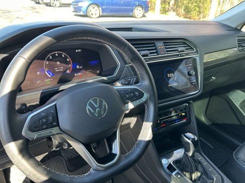 Used 2023 Volkswagen Tiguan SE w/ Panoramic Sunroof Package image 19