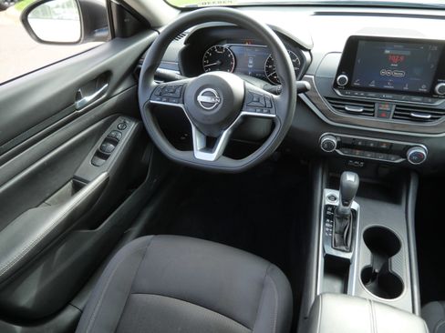 Used 2025 Nissan Altima 2.5 SV FWD image 9