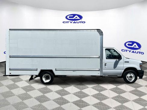 Used 2022 Ford E-350 and Econoline 350 Super Duty RWD image 2