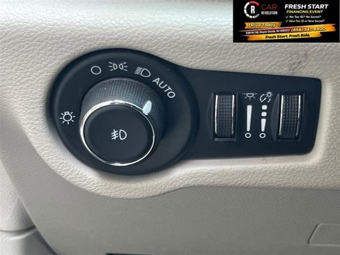 Used 2023 Chrysler Pacifica Touring-L FWD image 31