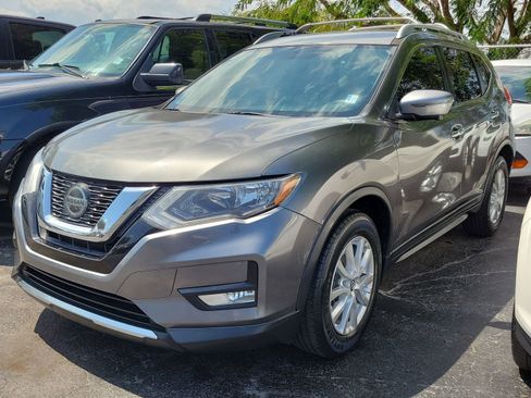 Used 2018 Nissan Rogue SV w/ Premium Package FWD image 32