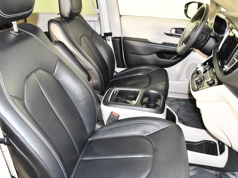 Used 2024 Chrysler Pacifica Touring-L FWD image 42