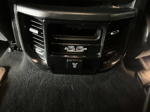 Used 2019 RAM 1500 Laramie AWD/4WD image 29